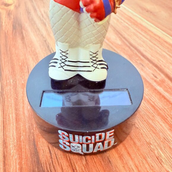 Suicide Squad Harley Quinn Bobble Body Knocker Figurine Solar Powered By NECA - Picture 10 of 14